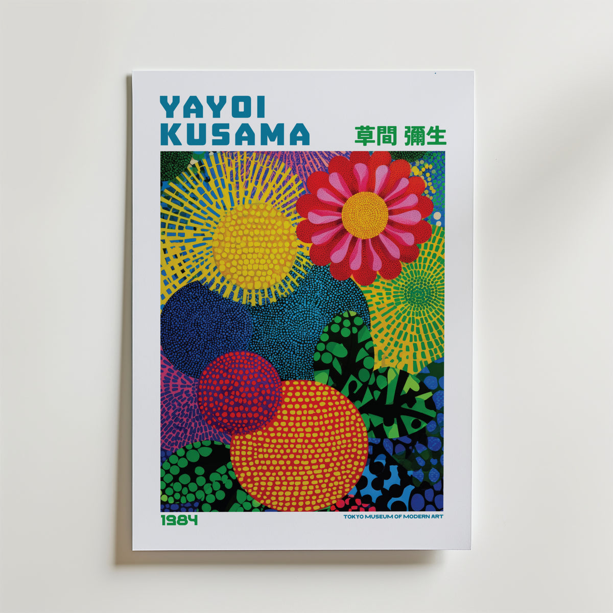 Mockup av Yayoi Kusama Joyful Bloom affisch på vägg – köp enkelt hos Bozetto i hög kvalitet