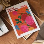 Yayoi Kusama Crimson Petal poster visualiserad på vägg – från Bozetto i hög kvalitet