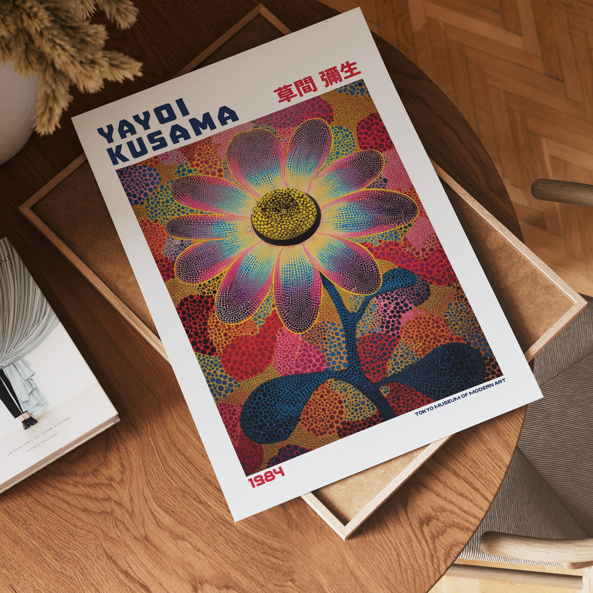 Yayoi Kusama Spectrum Daisy poster visualiserad på vägg – från Bozetto i hög kvalitet