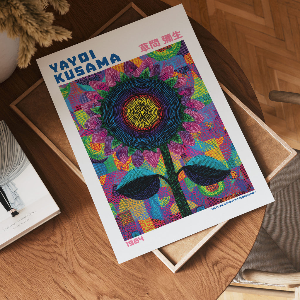 Yayoi Kusama Solar Prism poster visualiserad på vägg – från Bozetto i hög kvalitet