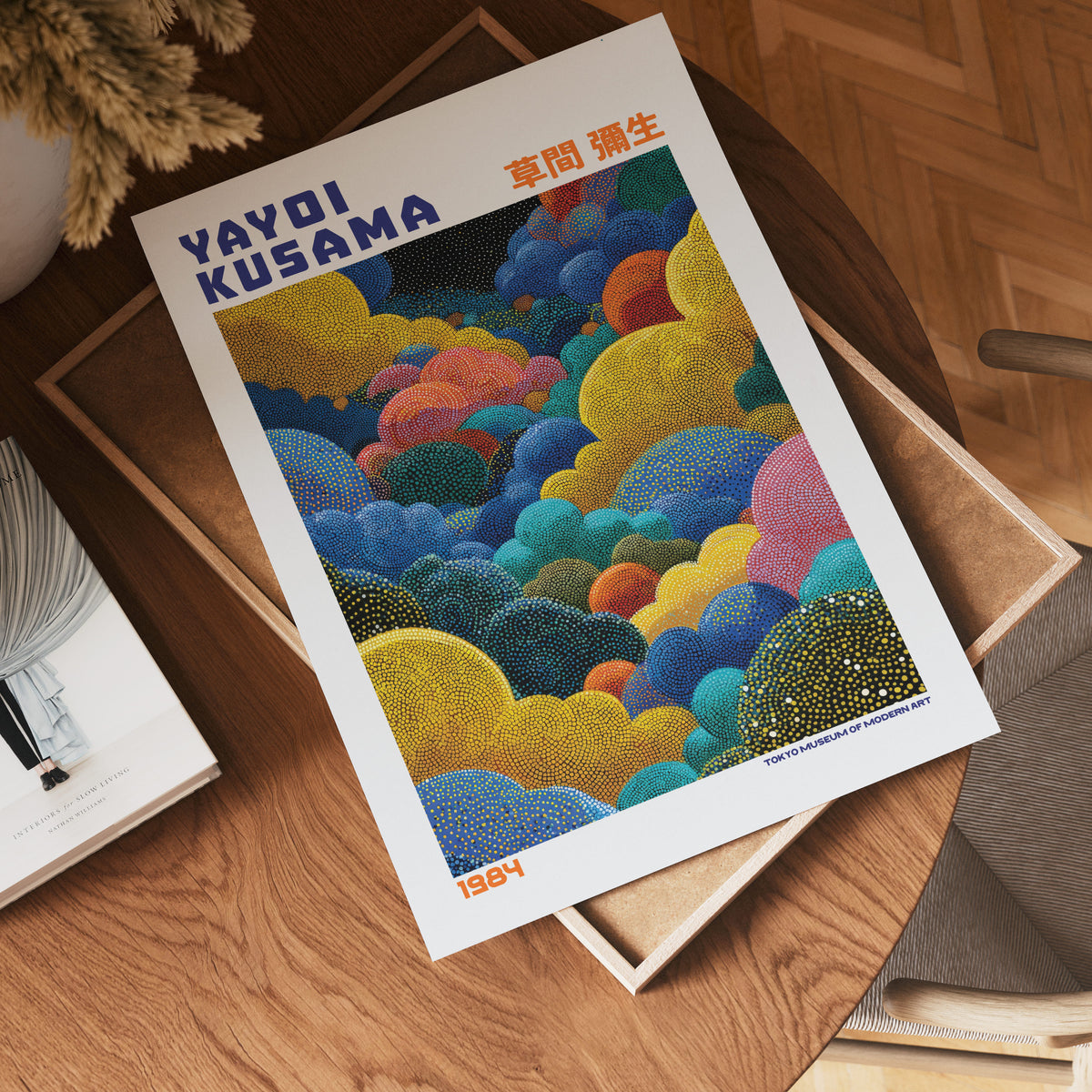 Yayoi Kusama Golden Cloud poster visualiserad på vägg – från Bozetto i hög kvalitet
