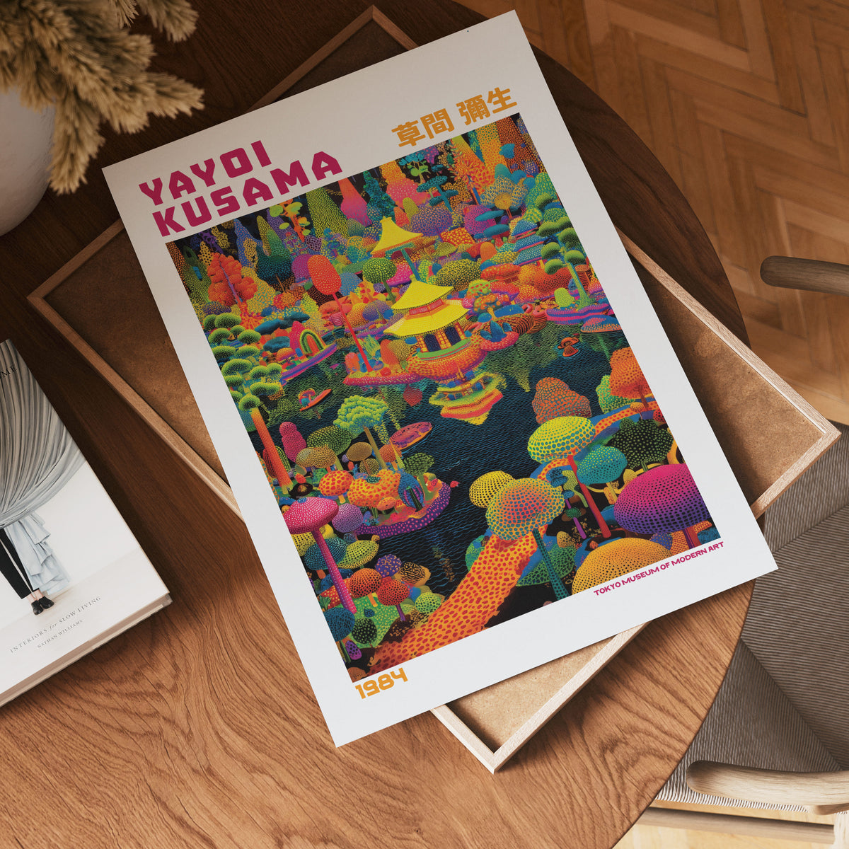 Yayoi Kusama Rainbow Pagoda poster visualiserad på vägg – från Bozetto i hög kvalitet