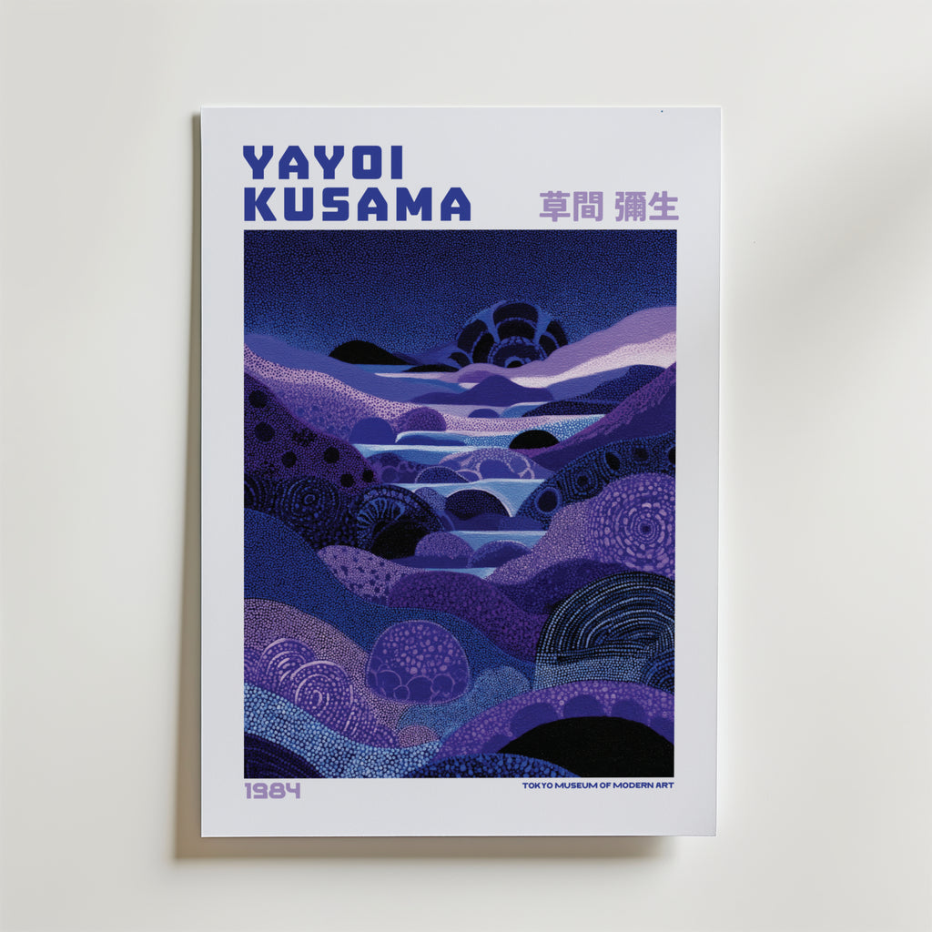 Mockup av Yayoi Kusama Night Valley affisch på vägg – köp enkelt hos Bozetto i hög kvalitet
