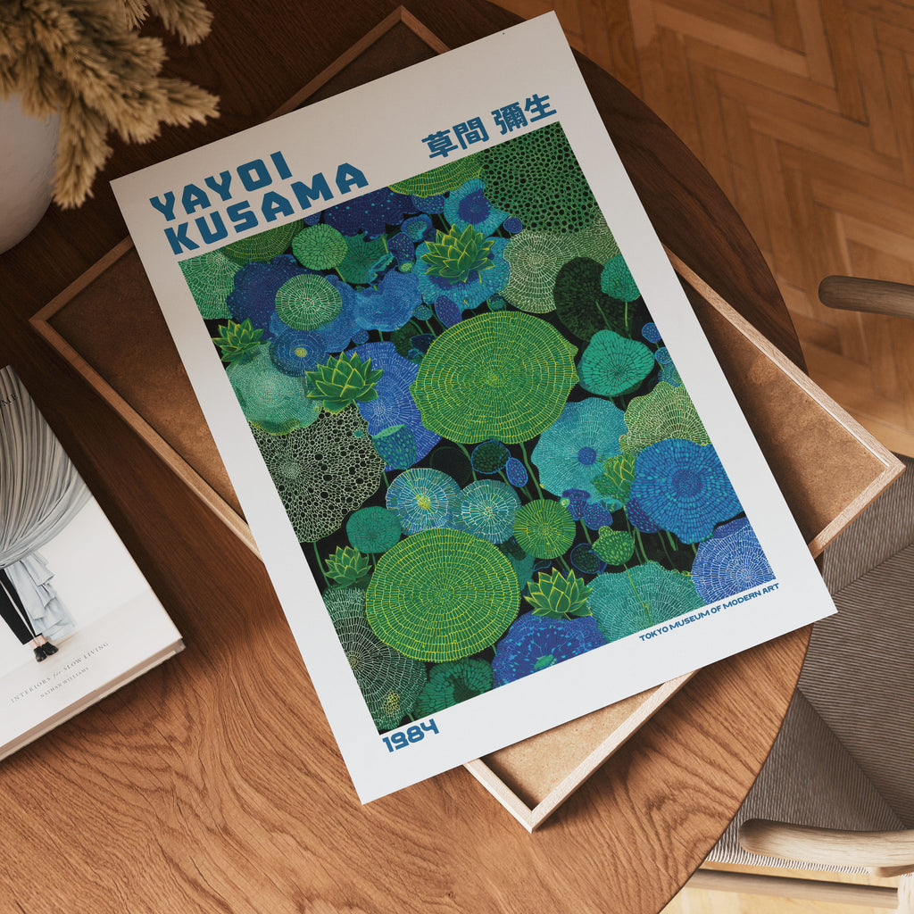 Yayoi Kusama Emerald Lotus poster visualiserad på vägg – från Bozetto i hög kvalitet