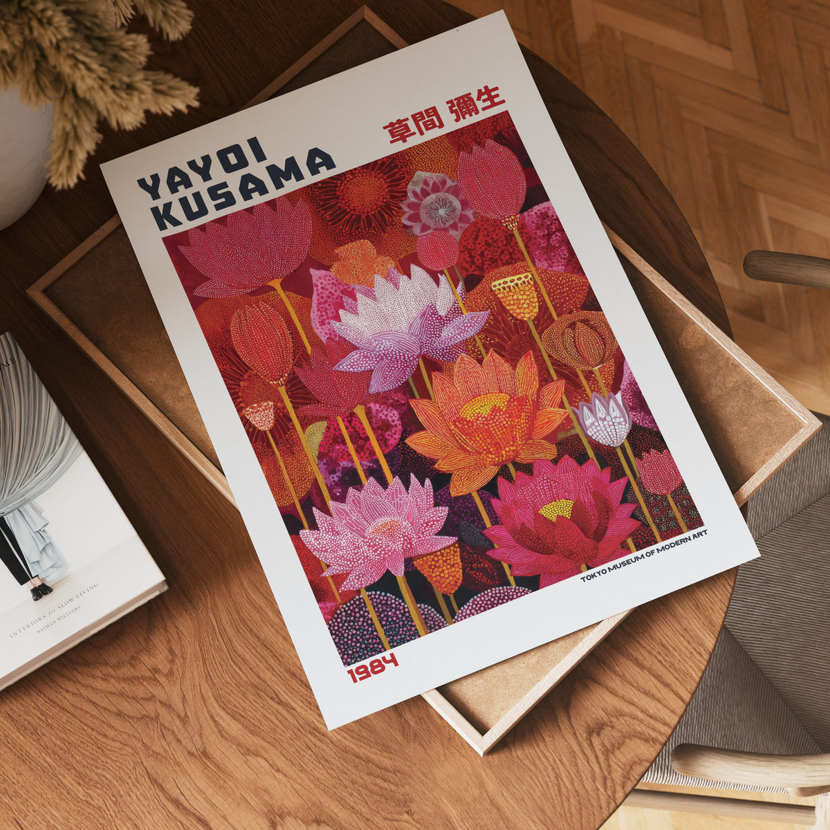 Yayoi Kusama Lotus Reverie poster visualiserad på vägg – från Bozetto i hög kvalitet