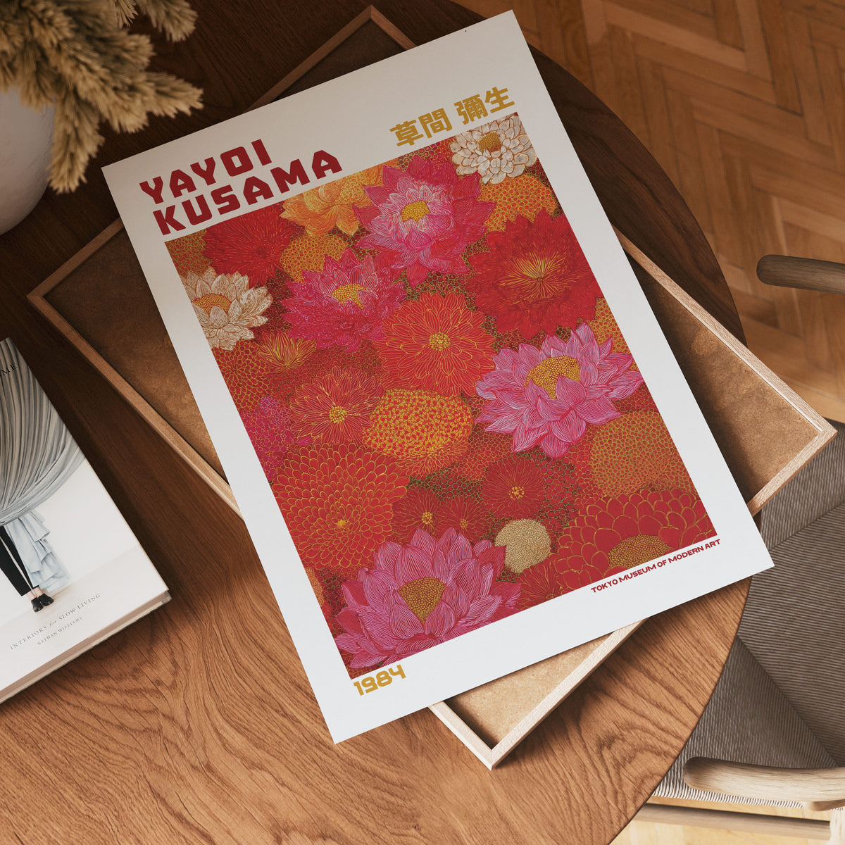 Väggmockup av Yayoi Kusama Blooming Garden affisch på ljus vägg – Bozetto konsttryck
