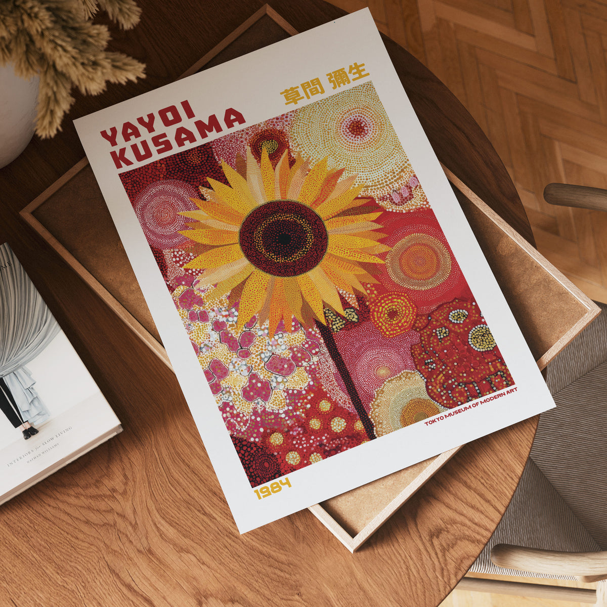 Yayoi Kusama Sunflower Dots poster visualiserad på vägg – från Bozetto i hög kvalitet