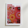 Mockup av Yayoi Kusama Solar Dots 1984 affisch på vägg – köp enkelt hos Bozetto i hög kvalitet