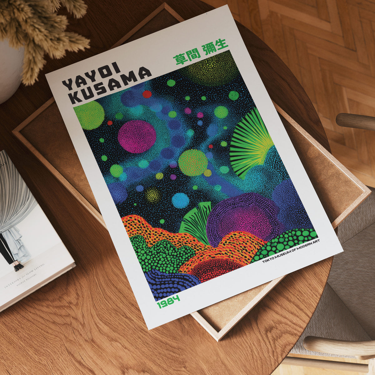 Yayoi Kusama Cosmic Dots poster visualiserad på vägg – från Bozetto i hög kvalitet