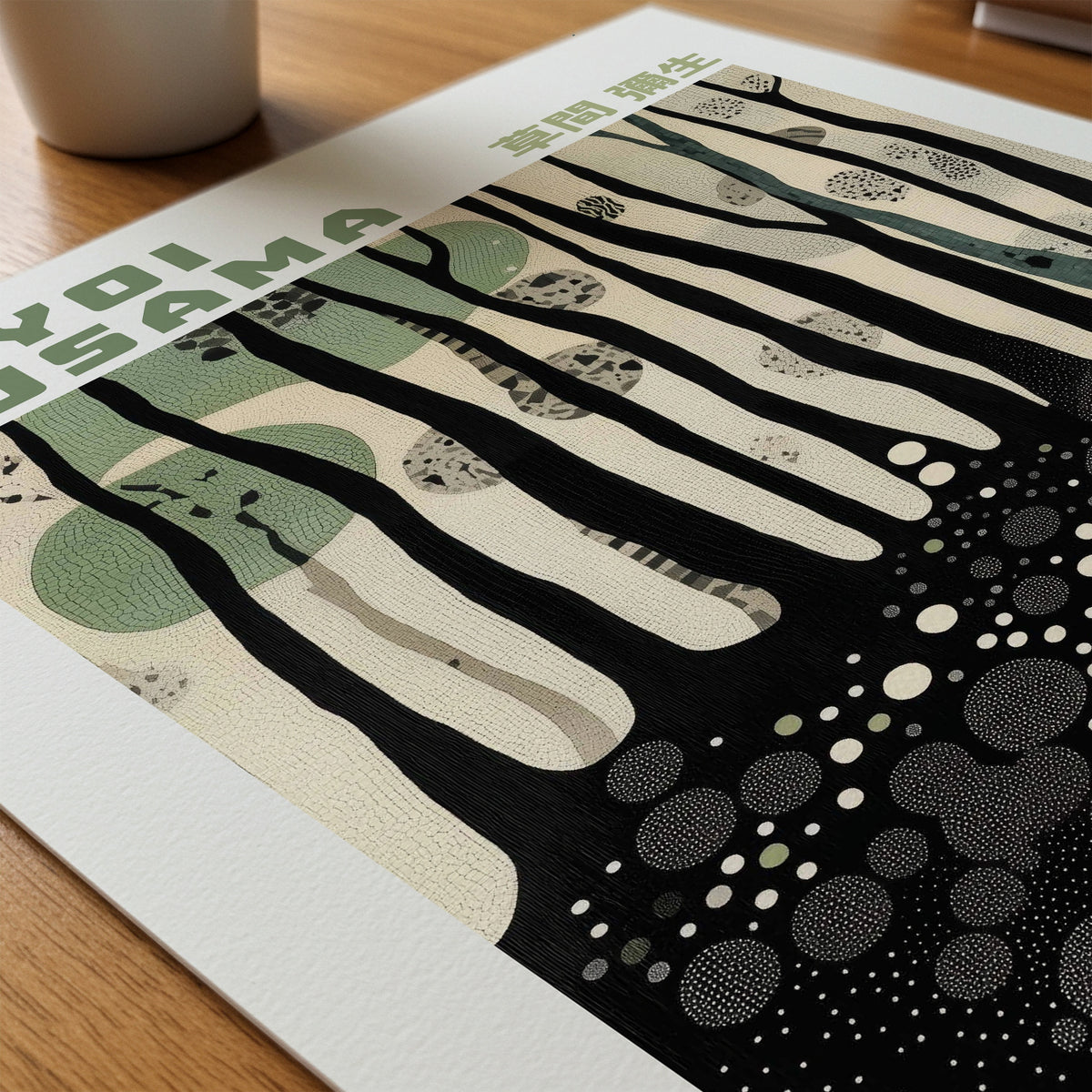 Yayoi Kusama Whispering Forest affisch som papper på skrivbord - Bozetto