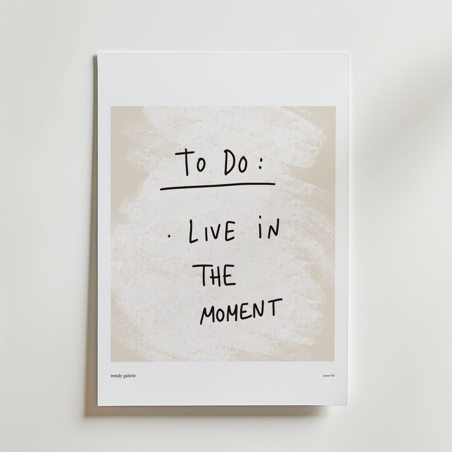 Bozetto "To Be, Not To Do" Poster har handskriven text på en ljusbeige jordtoner-bakgrund som ger en medvetet hem-vibe och modern minimalism till varje vit vägg.