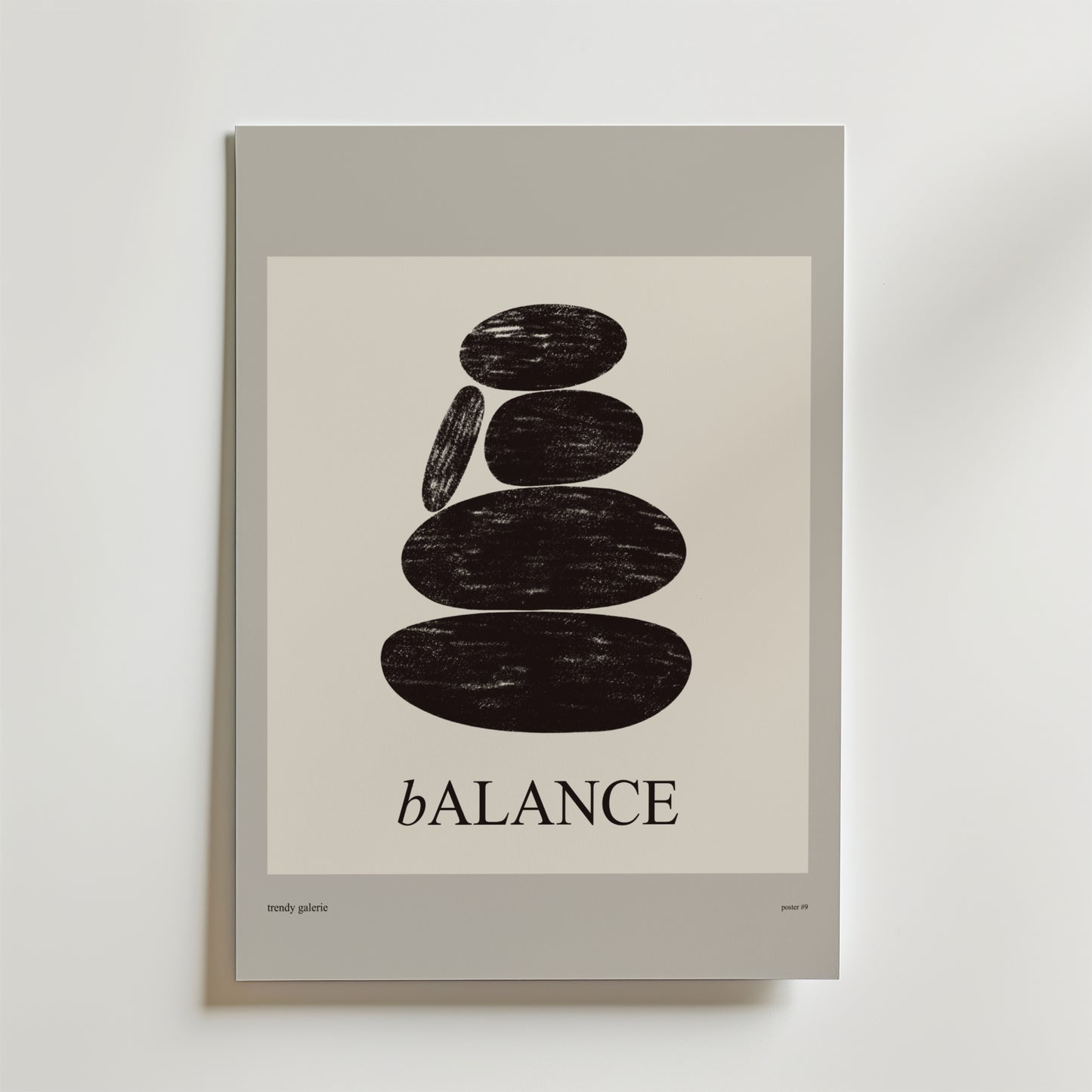 Affischen Bozetto Balanced Rocks No.2 visar staplade svarta ovala stenar och ordet "balans" med ett gemen b, allt mot en ljusgrå bakgrund.