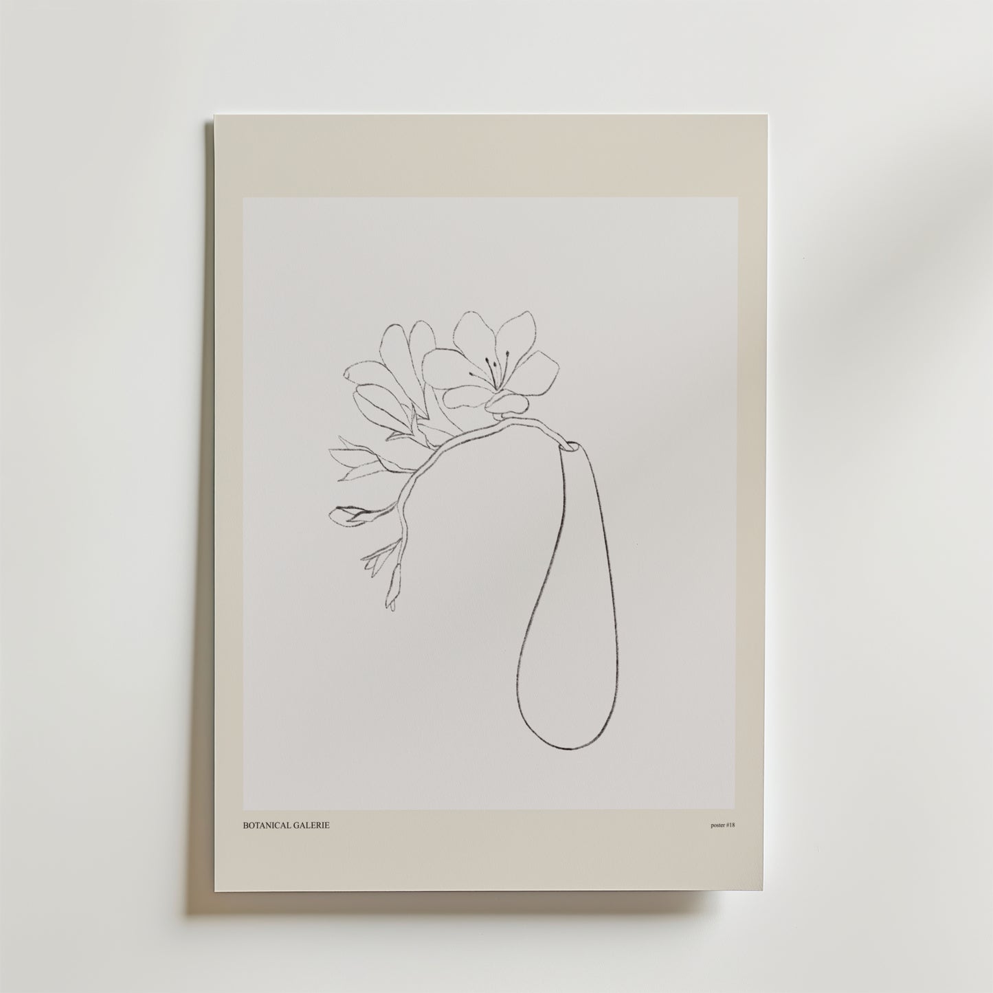 Minimalistisk konstlinjeteckning av en blomma med långt blad på postern "Soft As Silence" från Bozetto, beige-kanterad mot vit vägg. Enkel och elegant design med texten Botanical Gallery längst ner.