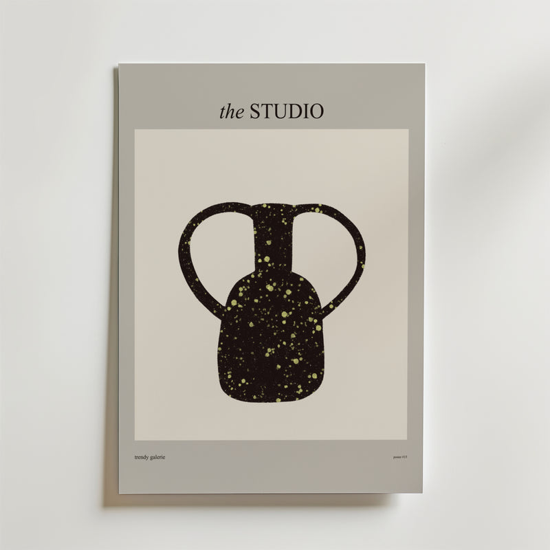 På omslaget till tidningen STUDIO visas Bozettos Hands Of Time Poster, som föreställer en abstrakt svart vas med två handtag och gula prickar, centrerad på en vit bakgrund med ljusgrå kant.