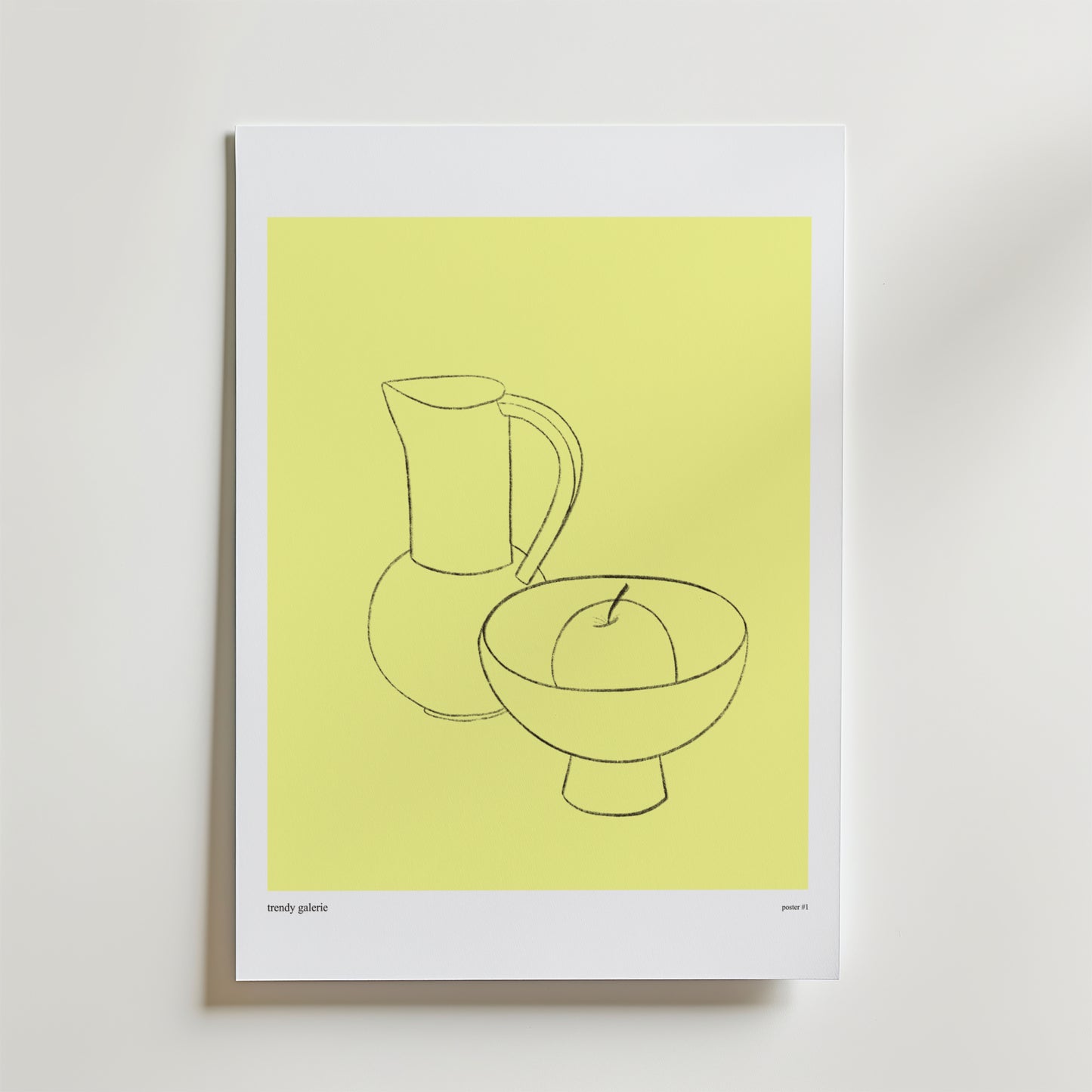 Postern Sunlight On Stillness från Bozetto har en minimalistisk linjeteckning av en kanna, en skål och ett äpple på en guldfärgad bakgrund. Denna eleganta poster visas med en vit matta och ger en lugn stil till alla utrymmen.