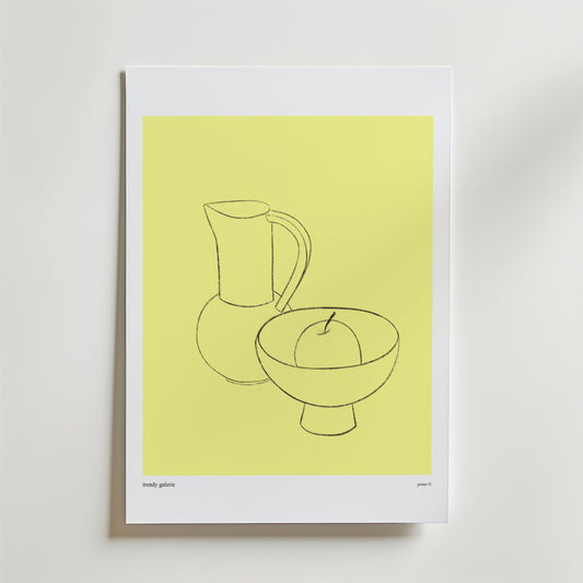 Postern Sunlight On Stillness från Bozetto har en minimalistisk linjeteckning av en kanna, en skål och ett äpple på en guldfärgad bakgrund. Denna eleganta poster visas med en vit matta och ger en lugn stil till alla utrymmen.