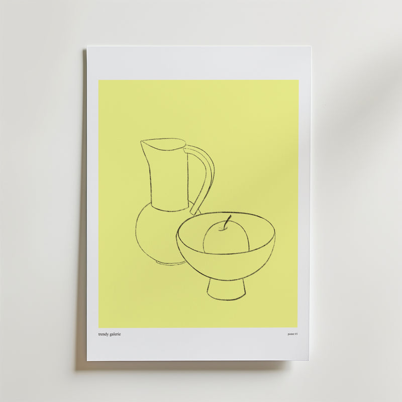 Postern Sunlight On Stillness från Bozetto har en minimalistisk linjeteckning av en kanna, en skål och ett äpple på en guldfärgad bakgrund. Denna eleganta poster visas med en vit matta och ger en lugn stil till alla utrymmen.