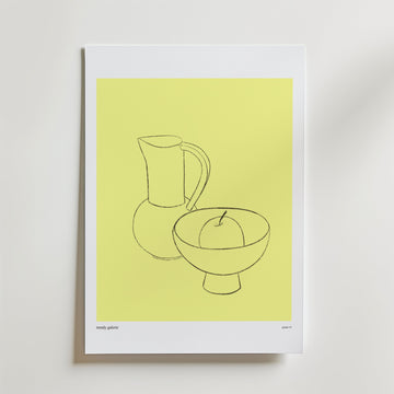 Postern Sunlight On Stillness från Bozetto har en minimalistisk linjeteckning av en kanna, en skål och ett äpple på en guldfärgad bakgrund. Denna eleganta poster visas med en vit matta och ger en lugn stil till alla utrymmen.