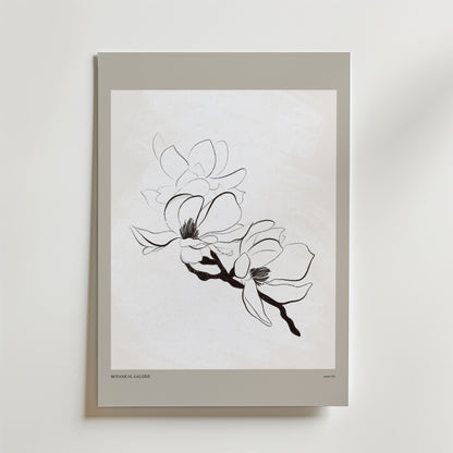 Soft Season Poster från Bozetto har en minimalistisk linjeteckning av två magnoliablommor på en gren och framhäver nordisk enkelhet med sitt vita papper, ljusgrå kant och rena vita bakgrund.