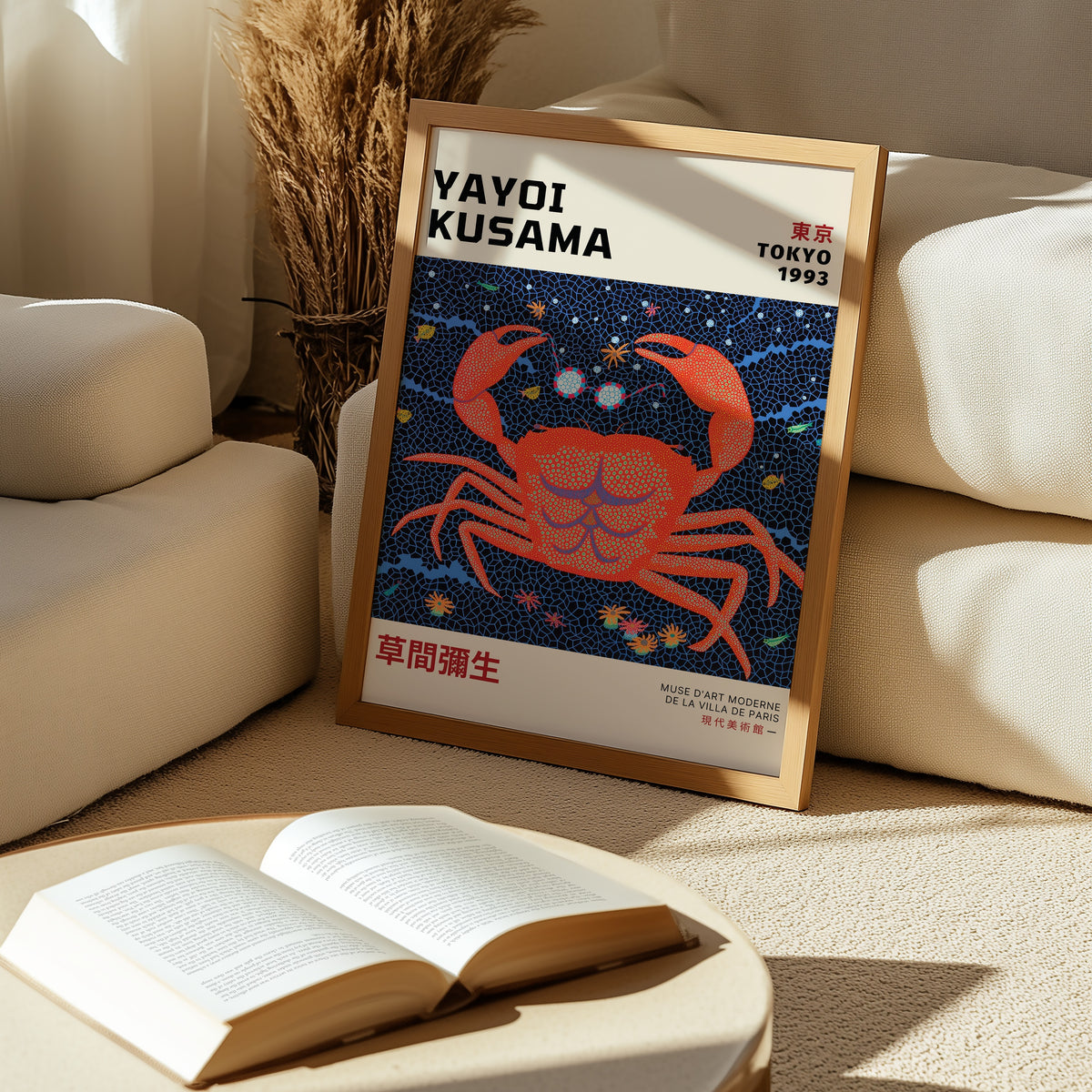 Yayoi Kusama Cosmic Crab poster på vägg i stilren rumsmiljö – Bozetto affisch