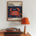 Yayoi Kusama Cosmic Crab affisch inredd i rum – Bozetto poster i hög kvalitet