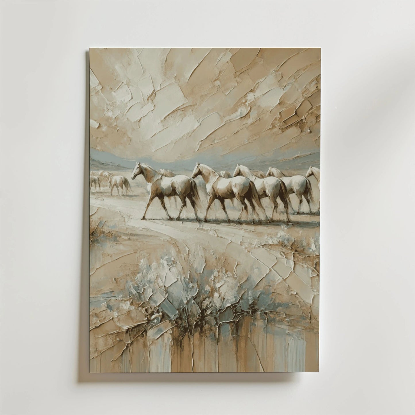 Bozetto Spirit Herd Poster föreställer hästar som springer över ett soligt landskap i beige och ljusbruna toner, tryckt på exklusivt premiumpapper - perfekt för inredning med sin dynamiska, impressionistiska stil.