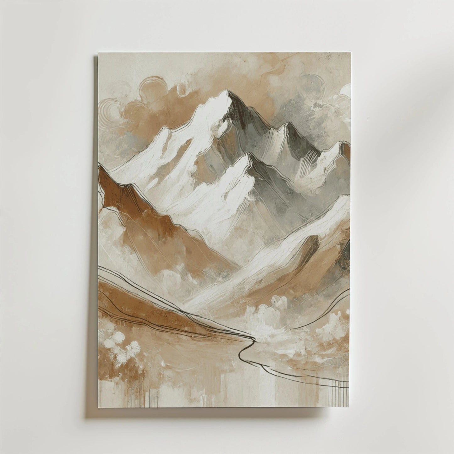 Abstrakt Mountains Poster från Bozetto föreställer snöklädda toppar i bruna och beige toner med skissliknande linjer och en slingrande stig mot en molnig himmel. Tryckt på FSC-certifierat premiumpapper för en lyxigt matt yta.