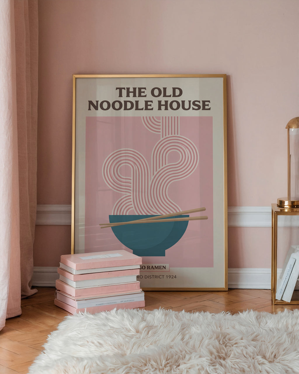 Old Noodle House – rosa och krämvit affisch ovanför soffan, konst från Bozetto.