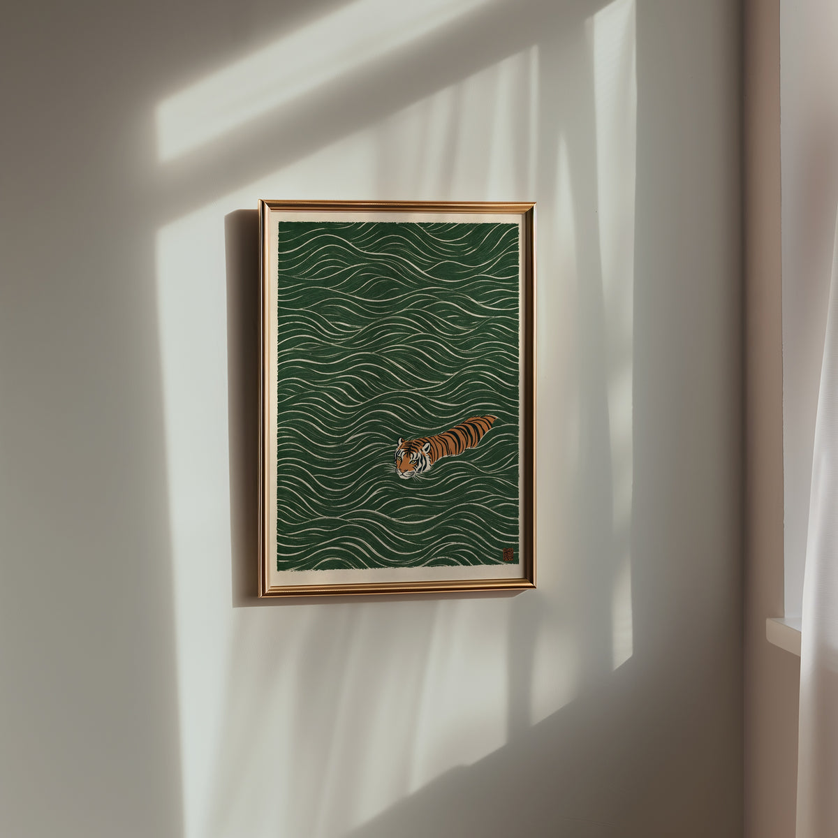 Swimming Tiger poster i inramad miljö på vägg – konsttryck från Bozetto i hög kvalitet