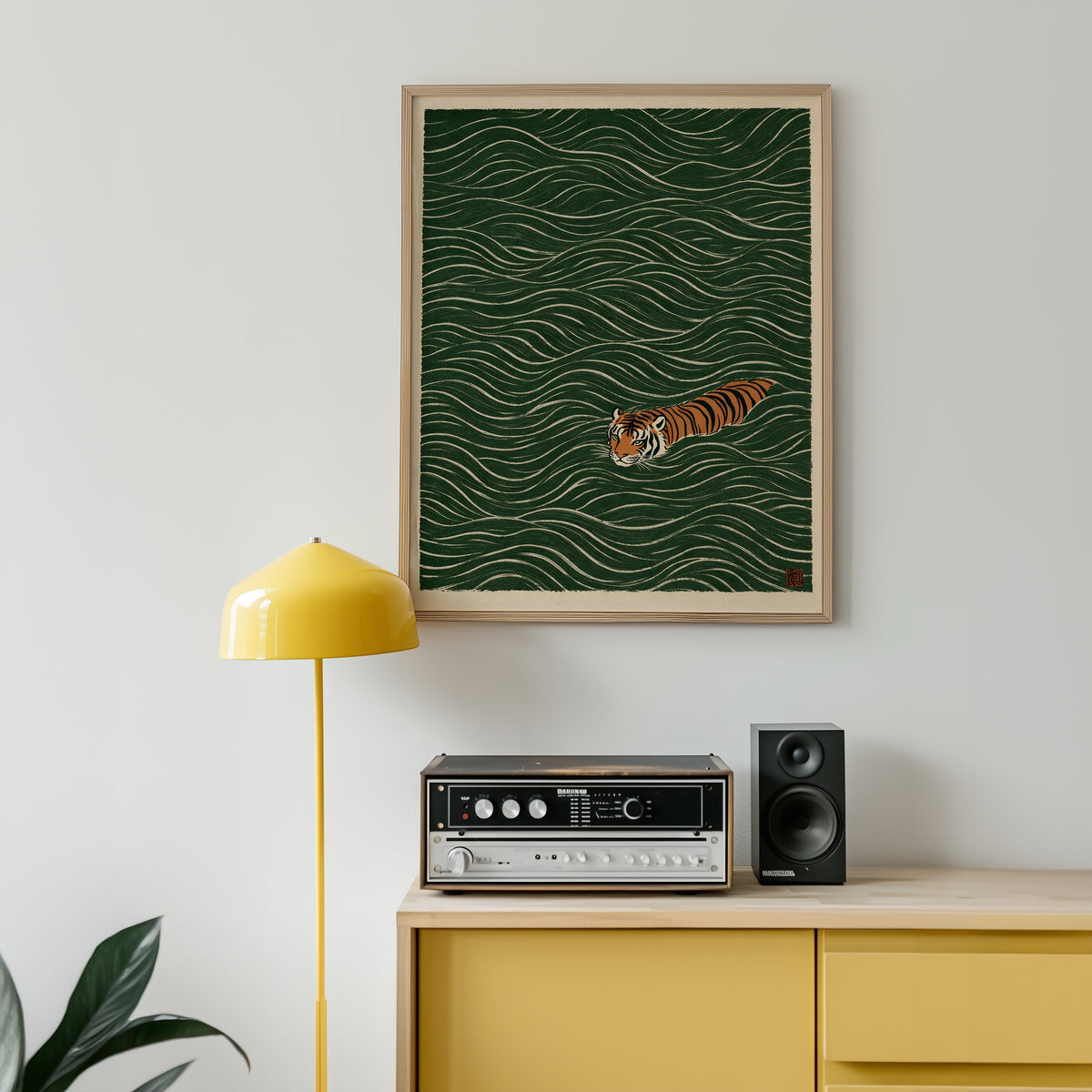 Swimming Tiger poster i modern rumsmiljö – konsttryck från Bozetto i hög kvalitet