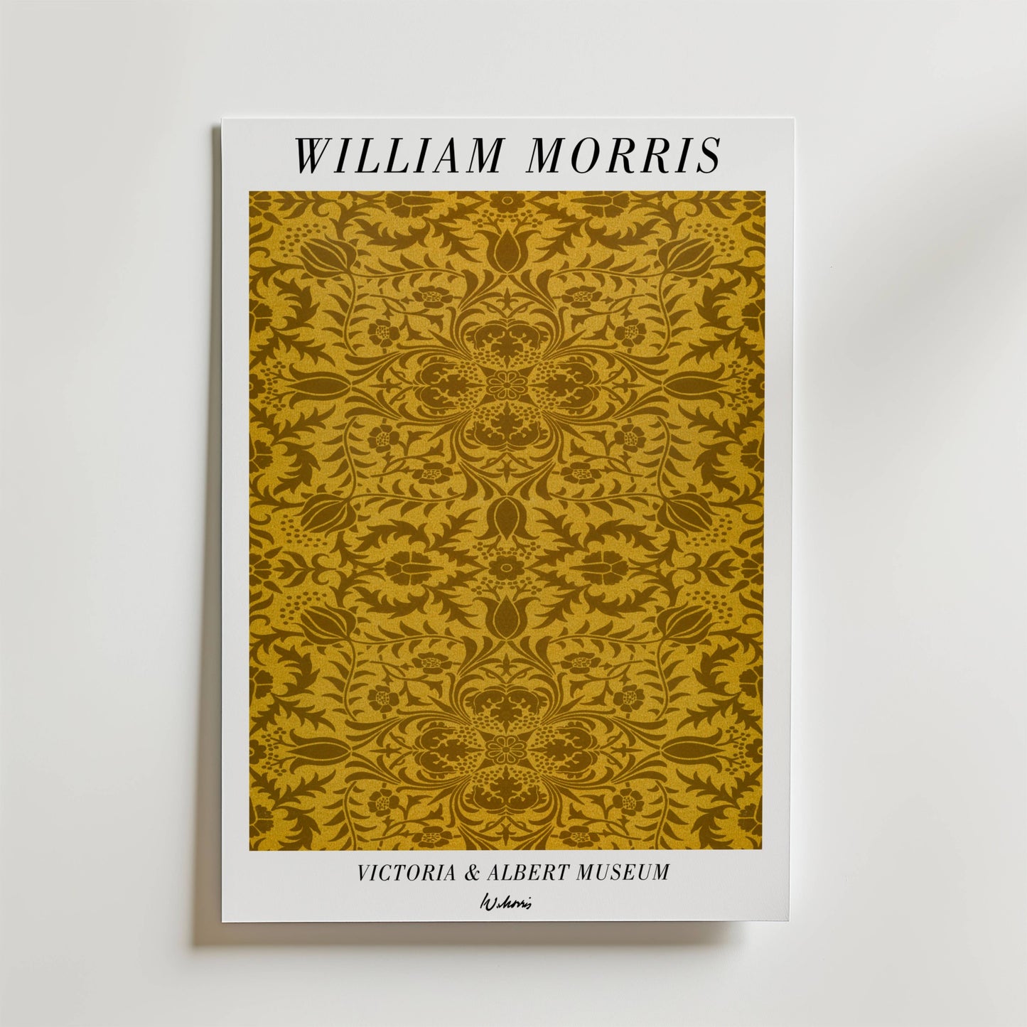 Affischen Bozetto William Morris Victoria & Albert Museum No. 4 föreställer ett gyllengult dekorativt blommönster med "William Morris" upptill och "Victoria & Albert Museum V&A" nedtill mot en vit bakgrund.