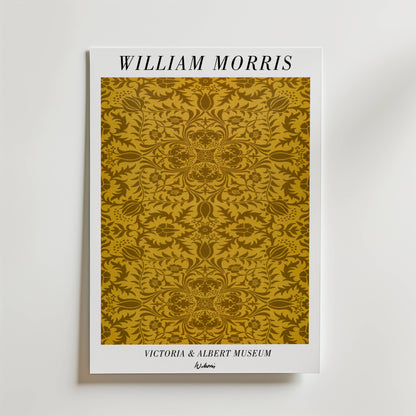 Affischen Bozetto William Morris Victoria & Albert Museum No. 4 föreställer ett gyllengult dekorativt blommönster med "William Morris" upptill och "Victoria & Albert Museum V&A" nedtill mot en vit bakgrund.