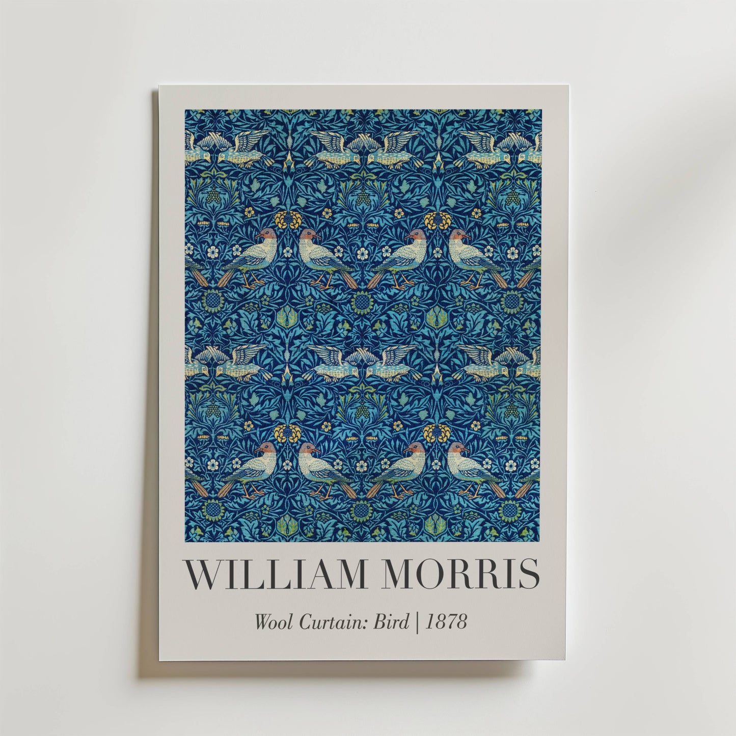 Gardin i ull från William Morris: Bird 1878 Poster by Bozetto har symmetriska fåglar och blommotiv i blått, grönt och guld, med konstnärens namn och verkets titel under bilden.