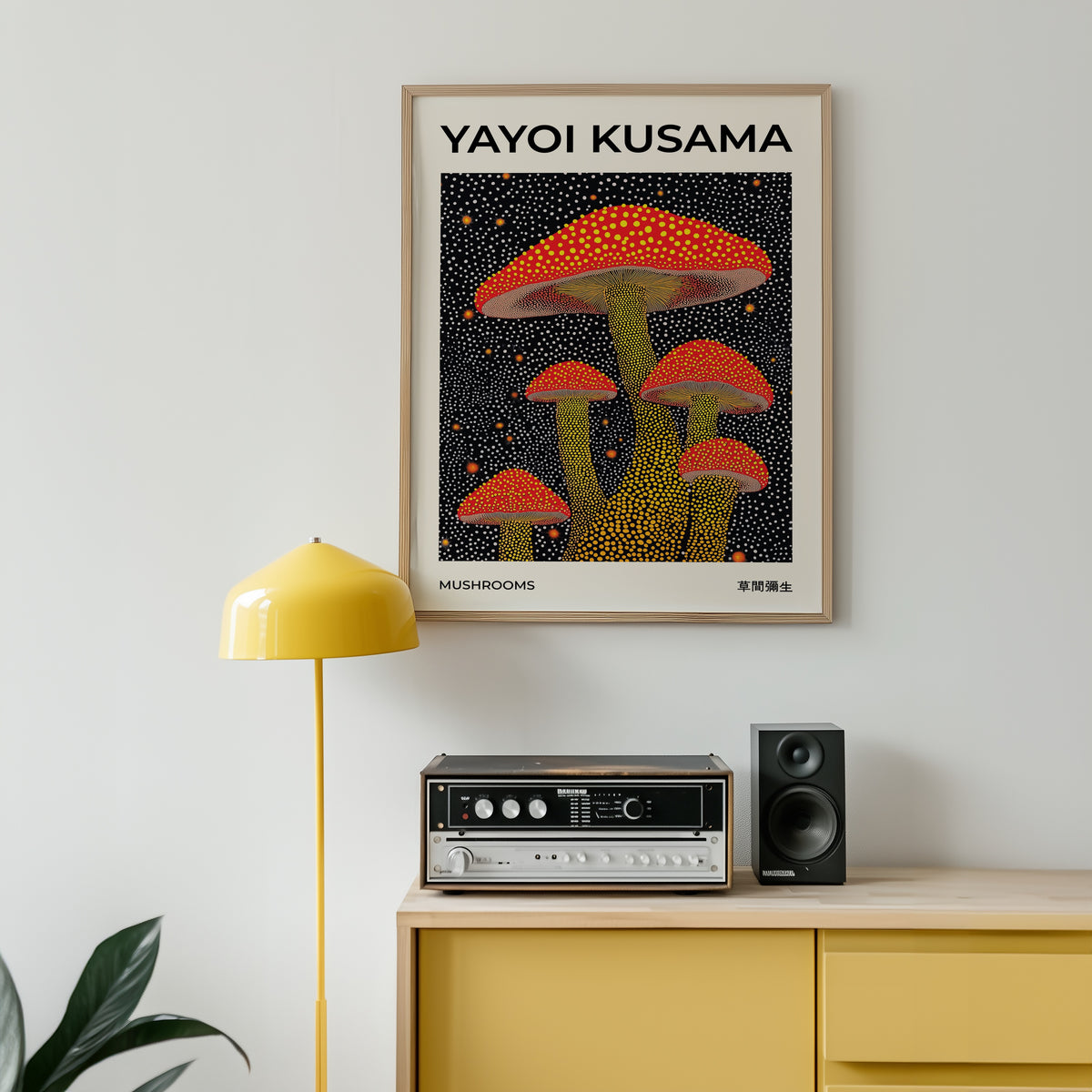 Yayoi Kusama Mushrooms affisch på vägg i hemmiljö – Bozetto poster i hög tryckkvalitet